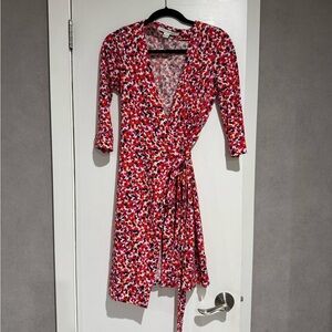 Diane Von Furstenberg Red and White Wrap Dress 3/4 Sleeve Plunge Neckline